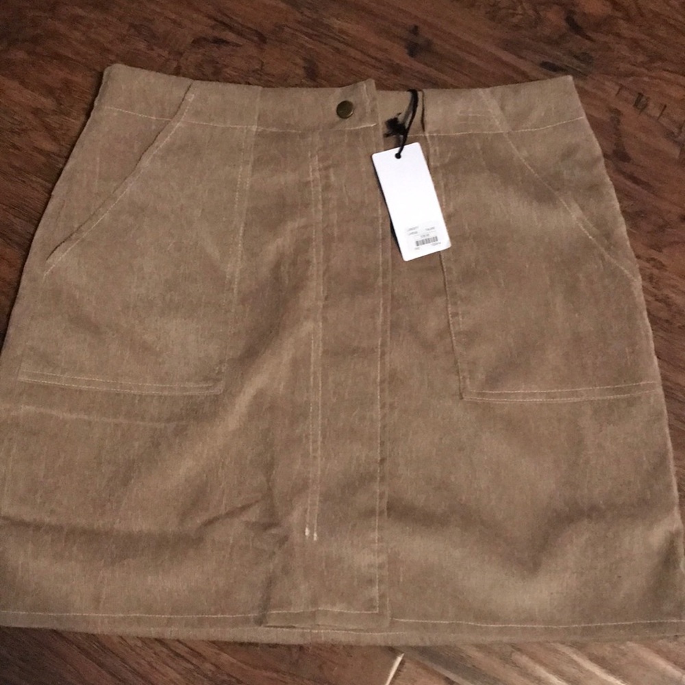 NWT- beige mini skirt SZ large